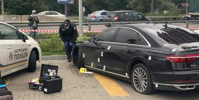 В МВД показали новые фото обстрелянного авто Шефира и позицию киллера