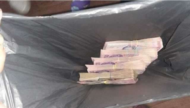 Валялись на помойке: в Бердянске женщина разыскала владельца найденной крупной суммы денег