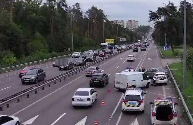 На въезде в Киев пьяный водитель влетел в авто полиции: четверо пострадавших