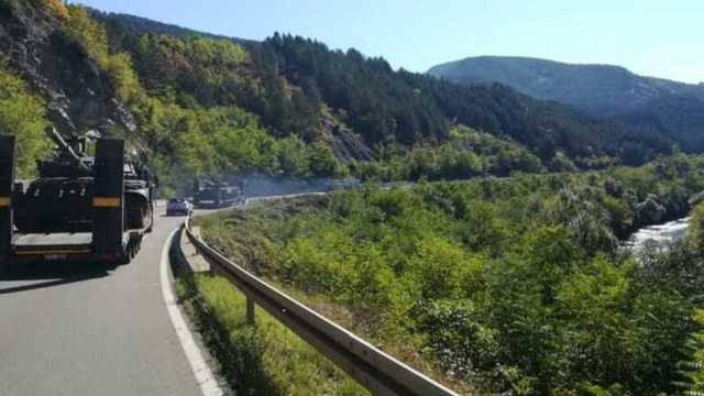 Сербия стягивает танки к границе с Косово: видео с места происшествия