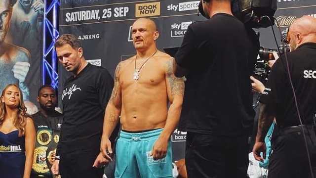 Усик перед боем пошел в Лондоне в церковь Московского патриархата