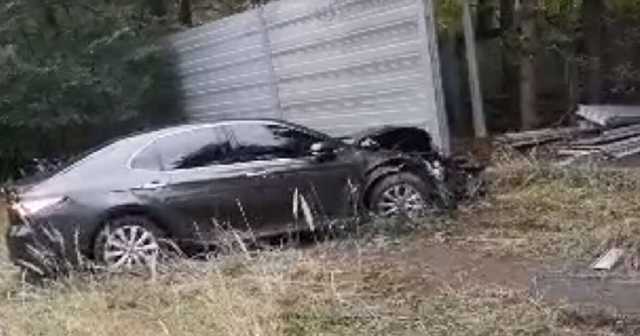 Женщина-водитель протаранила забор госрезиденции в Конча-Заспе