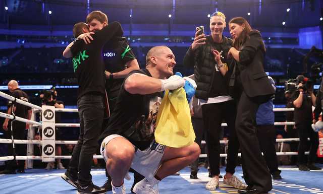 Усик боксировал в желто-синих перчатках с надписью "Симферополь - Украина"