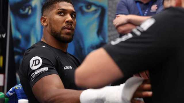 Джошуа госпитализировали после боя с Усиком: у британца подозрение на перелом в черепе