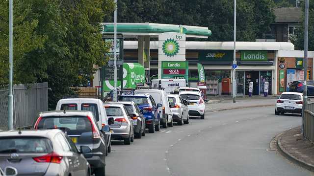 Через брак далекобійників: у Великій Британії панічно скуповують паливо