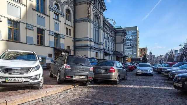 Житель столицы будет судиться с Киевсоветом по поводу платных парковок вдоль дорог