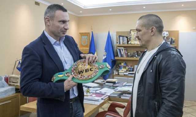 Кличко поздравил Усика с победой и подарил ему чемпионский пояс WBC