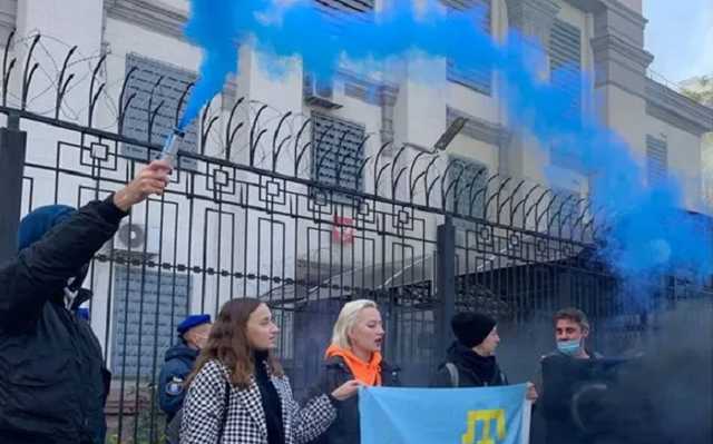 В Киеве под посольством РФ прошла акция в поддержку украинских узников Кремля