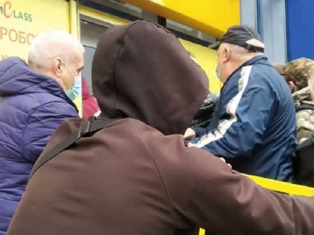 В Днепре толпа «штурмовала» секонд-хенд: эпичное видео