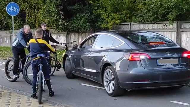 В Киеве велосипедисты массово наказывают мажоров на дорогих авто