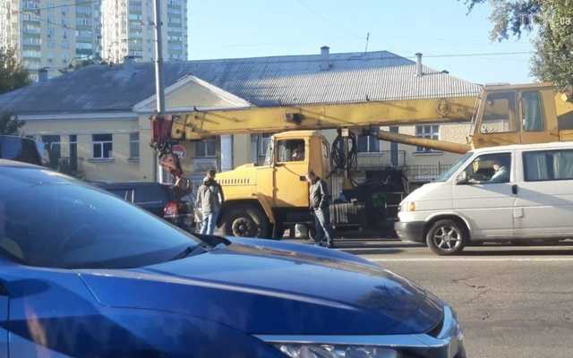В Киеве автокран стрелой проломил заднее стекло машины
