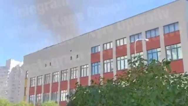 В Киеве на Осокорках загорелась инженерная гимназия