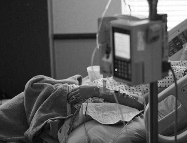 Ребенка спасли, но сердце мамы не выдержало: подробности трагедии в больнице Харькова