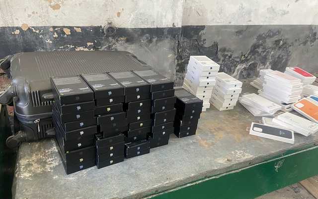 Украинец пытался нелегально ввезти в страну 60 айфонов, - Госпогранслужба