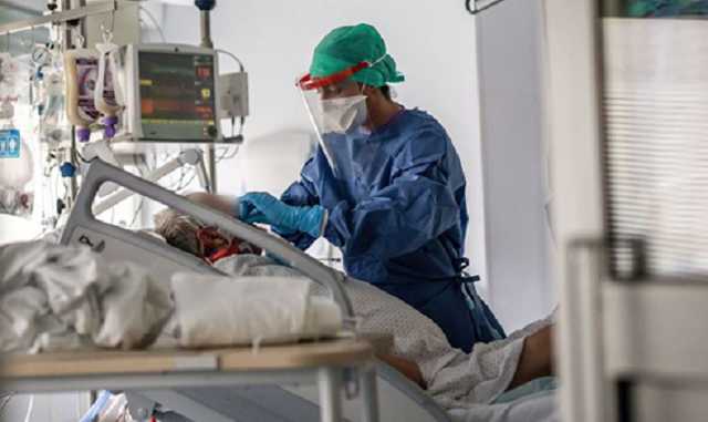 Людина помирає від COVID-19, перебуваючи у свідомості: експертка закликала українців вакцинуватися