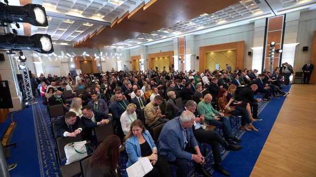 "Слугам по заслугам": кто получил партийные "Оскара" и кого наградили тыквами