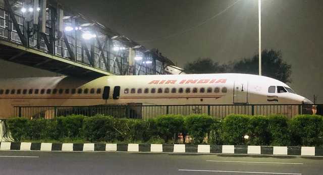 В Индии под пешеходным переходом застрял самолет