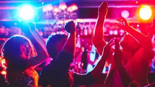 У Харкові жінка влаштувала оголені танці просто на вулиці біля закладу