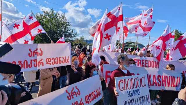 Под тюрьмой, где находится Саакашвили, состоялась акция в поддержку политика