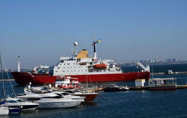 Купленный у Британии ледокол прибыл в Украину