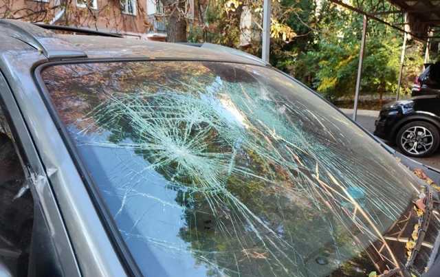 В Одессе мужчина забросал авто полиции камнями и ударил ножом силовика в грудь