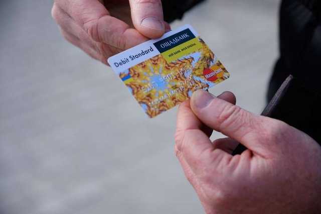 Ощадбанк востаннє автоматично продовжив дію платіжних карток переселенців