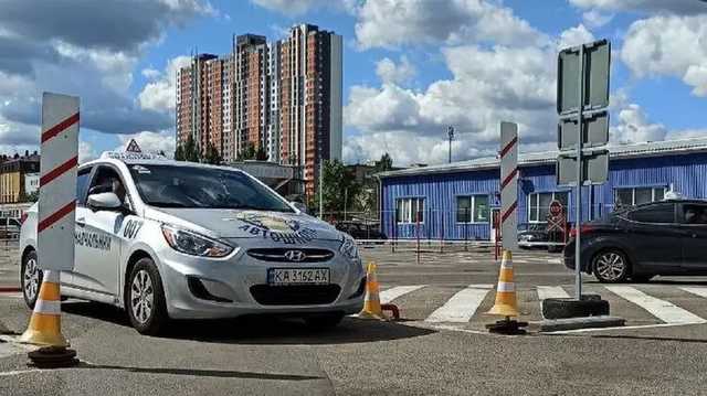 Украинцев в автошколах будут учить по-новому