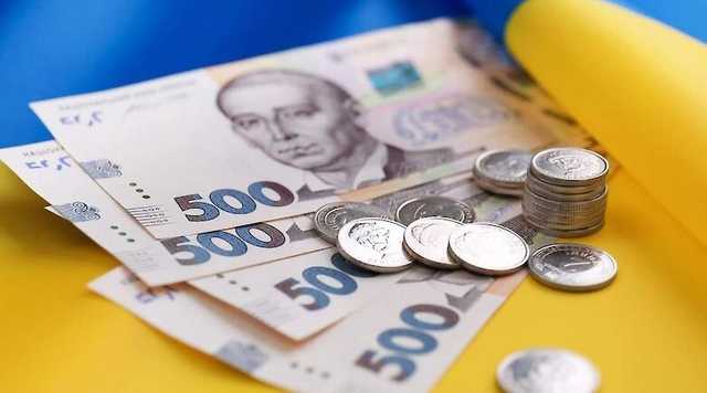 Шмыгаль пообещал медикам зарплаты по $900: в Польше все равно платят больше