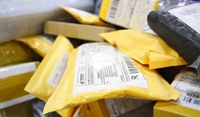 Воровал посылки украинцев: мужчина придумал хитрую схему