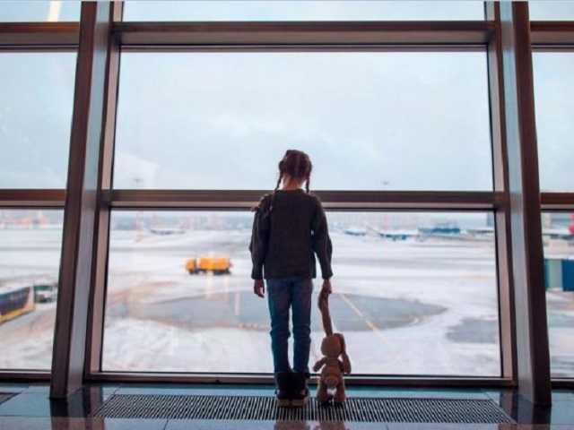 В Украине изменят правила выезда детей за границу: что важно знать