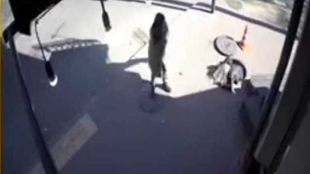 Все джинсы были в крови: во Львове девушка провалилась в канализационный люк