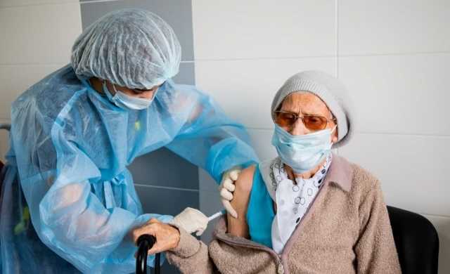 Пенсионеров приглашают вакцинироваться от COVID на почте