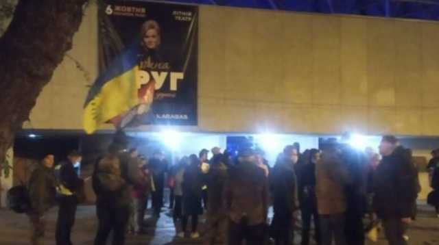 В Днепре фанатам Ирины Круг устроили "коридор позора"