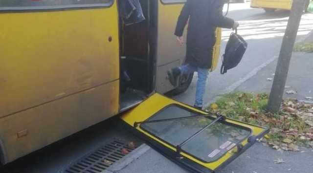 В киевской маршрутке двери выпали на остановку: фото опасного инцидента