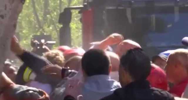 В Батуми вытащили ребенка из машины, которую завалило из-за обвала