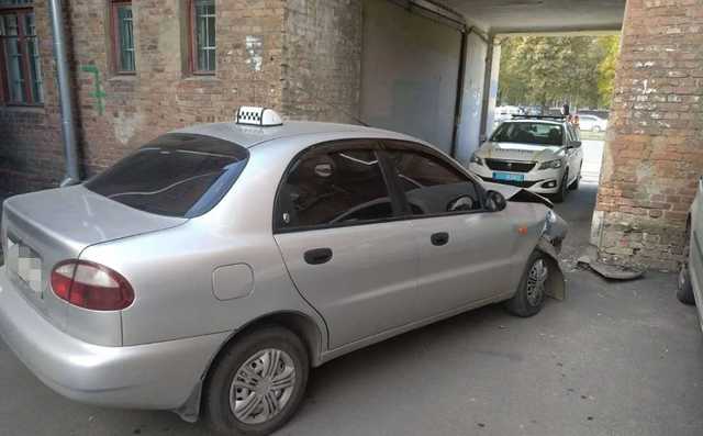 В Харькове водитель такси умер за рулем: машина врезалась в здание