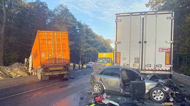 Авто влетели под фуры: в Хмельницкой области произошло масштабное ДТП с пострадавшими