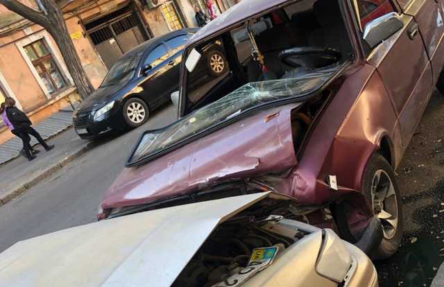 В Одессе пьяный водитель протаранил четыре припаркованных автомобиля