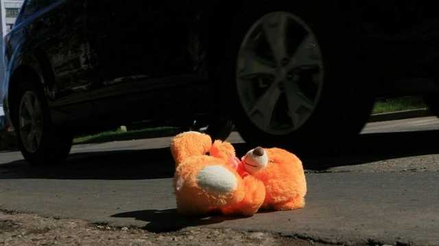 В Кривом Роге легковушка влетела в девочку на пешеходном: что с ребенком