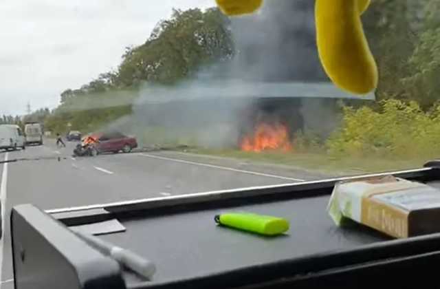 Под Запорожьем произошло смертельное ДТП, сгорели два авто