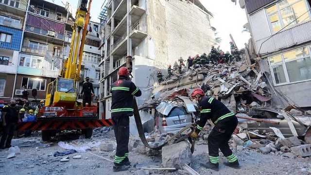 Обвал жилого дома в Батуми: суд оставил под стражей 3 подозреваемых