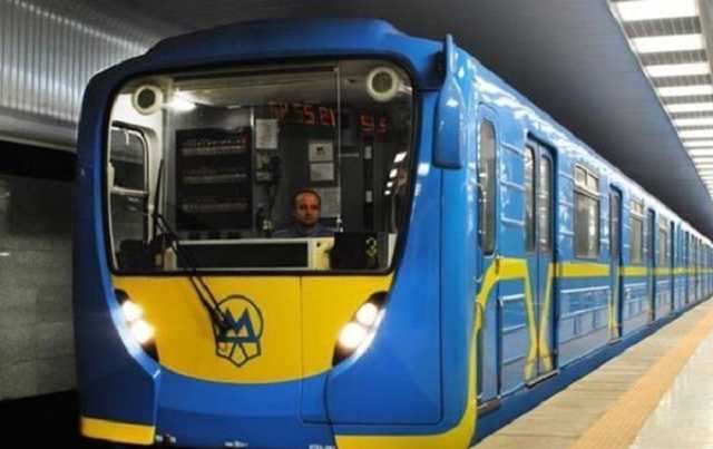 В метро Киева парочка устроила опасную фотосессию