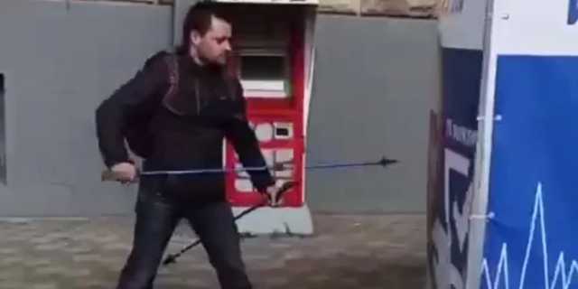 В центре Харькова мужчина уничтожил агитпалатку Добкина