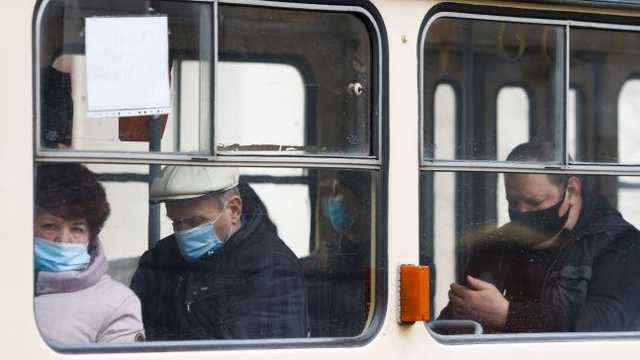 Автобусы и поезда только для вакцинированных. Кабмин планирует усилить карантин