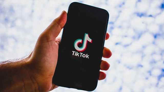 "Тріск скальпа": у TikTok набирає популярність новий небезпечний тренд