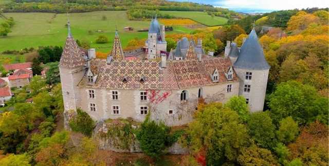 Жители деревни в Бургундии спасают замок, пострадавший от украинца, которого искал Европол