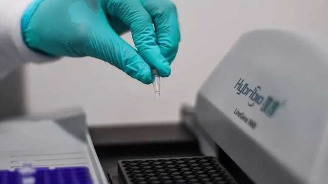 Китайские ученые в поисках источника коронавируса исследуют тысячи образцов крови жителей Уханя