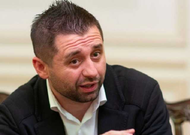 Председатель фракции "Слуга народа" Арахамия по ночам заседает в ресторанах с ОПЗЖ