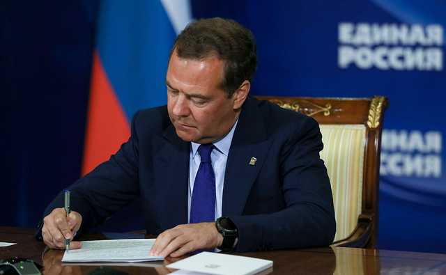 Жалко, нелепо и немного смешно: пять антитезисов к статье Медведева