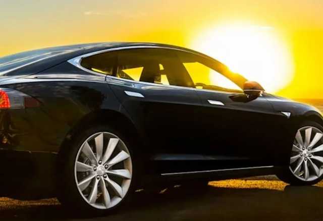 В Киеве у безработного отобрали 650 тысяч и ключи от Tesla